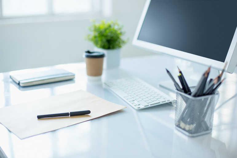 Photo d'un bureau avec un ordinateur