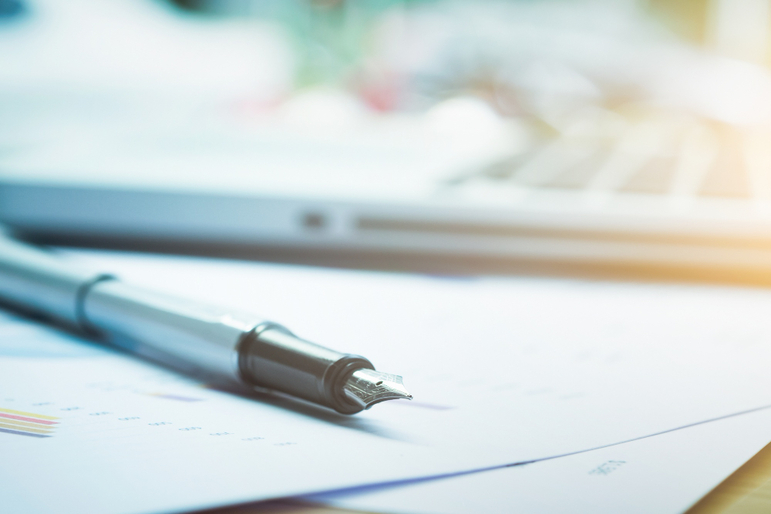 Photo d'un bureau avec un stylo